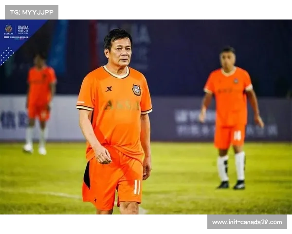 香港明星足球队赛前热身，黄日华带球突破